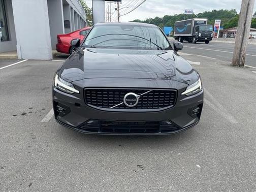 2024 Volvo S60 B5 Plus Dark Theme