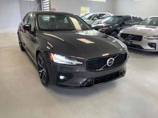 2024 Volvo S60 B5 Core Dark Theme