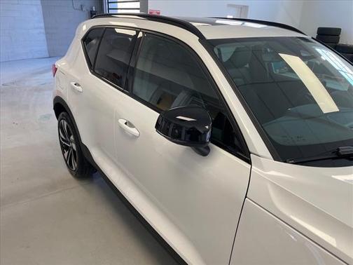 2024 Volvo XC40 B5 Plus Dark Theme