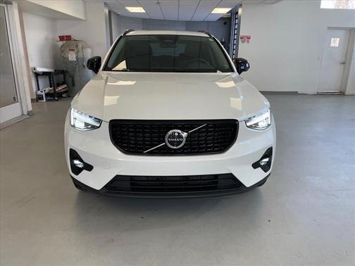 2024 Volvo XC40 B5 Plus Dark Theme