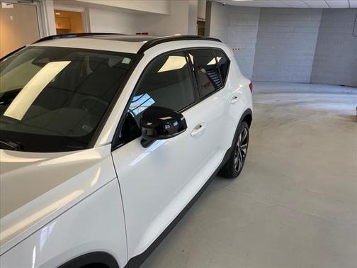 2024 Volvo XC40 B5 Plus Dark Theme