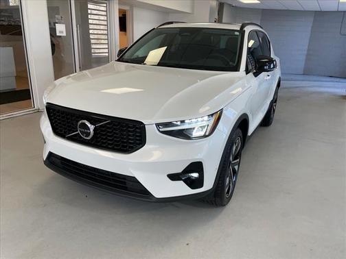 2024 Volvo XC40 B5 Plus Dark Theme