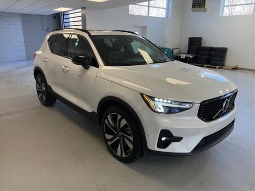 2024 Volvo XC40 B5 Plus Dark Theme
