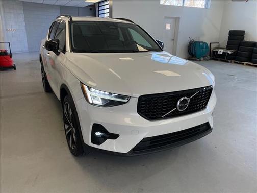 2024 Volvo XC40 B5 Plus Dark Theme
