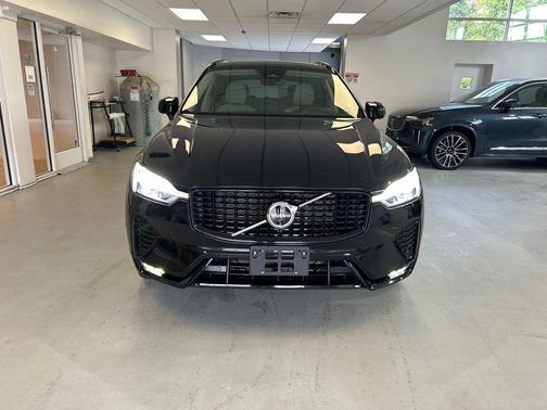 Onyx Black Metallic 2024 Volvo XC60 B5 Plus Dark Theme