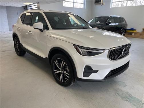 2025 Volvo XC40 B5 Core Bright Theme