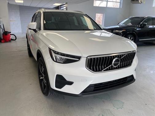 2025 Volvo XC40 B5 Core Bright Theme