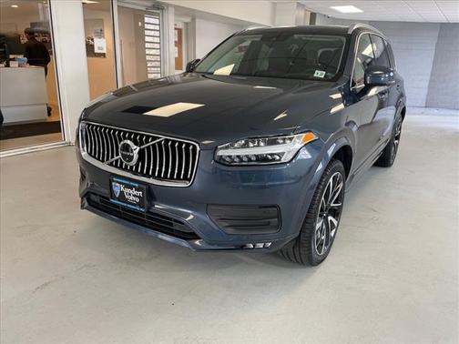 2022 Volvo XC90 T6 Momentum