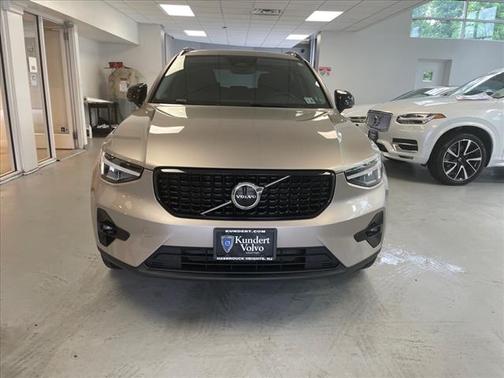 2023 Volvo XC40 B5 Plus Dark Theme