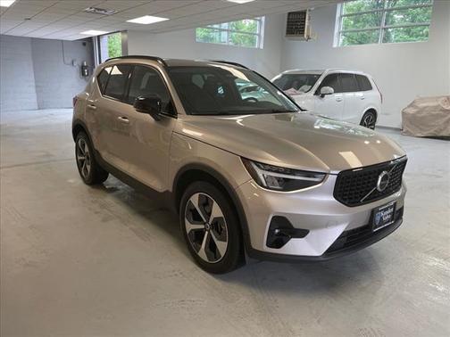 2023 Volvo XC40 B5 Plus Dark Theme