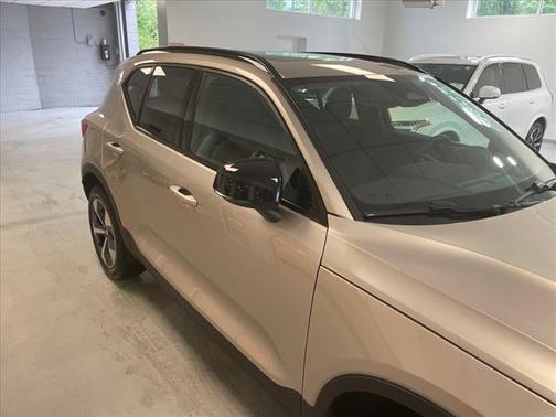 2023 Volvo XC40 B5 Plus Dark Theme