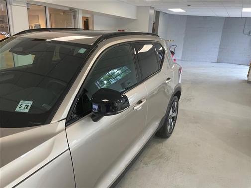 2023 Volvo XC40 B5 Plus Dark Theme