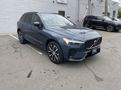 2023 Volvo XC60 B5 Plus Dark Theme