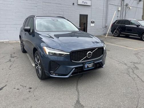 2023 Volvo XC60 B5 Plus Dark Theme