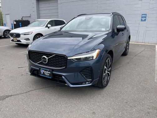 2023 Volvo XC60 B5 Plus Dark Theme