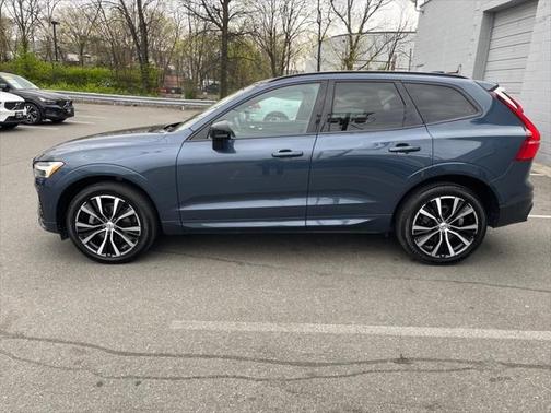 2023 Volvo XC60 B5 Plus Dark Theme