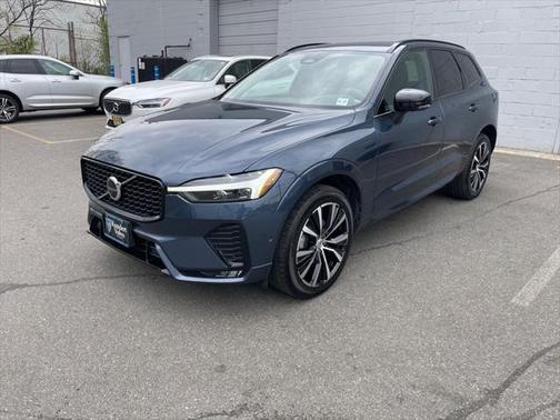 2023 Volvo XC60 B5 Plus Dark Theme