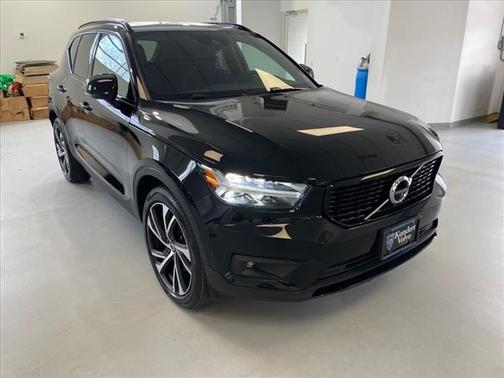 2022 Volvo XC40 T5 R-Design