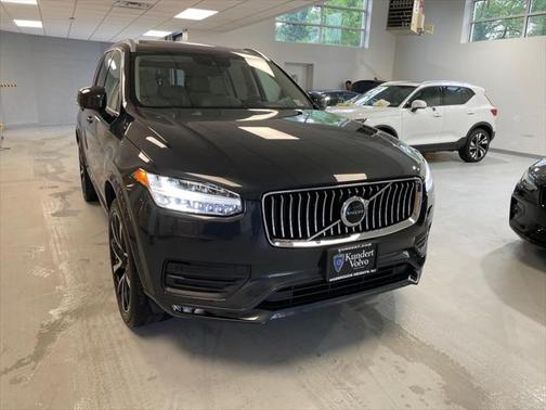 2022 Volvo XC90 T6 Momentum