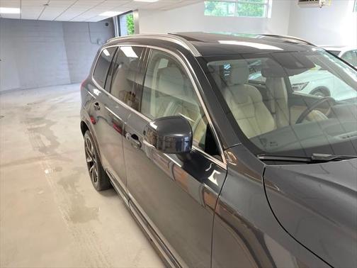 2022 Volvo XC90 T6 Momentum