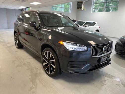 2022 Volvo XC90 T6 Momentum