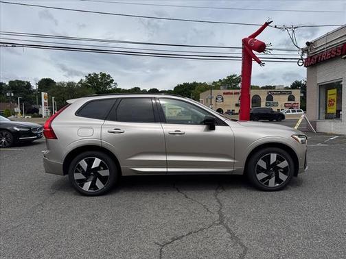 2025 Volvo XC60 T8 Plus