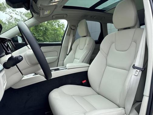 2025 Volvo XC60 T8 Plus