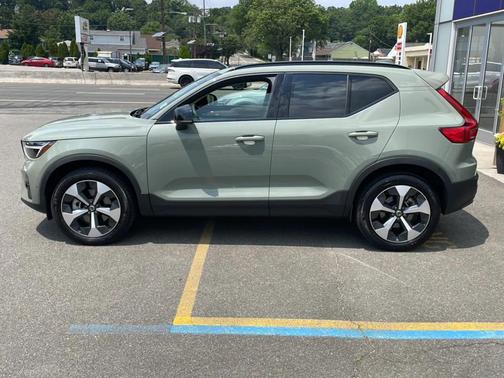 2024 Volvo XC40 B5 Plus Dark Theme