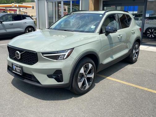 2024 Volvo XC40 B5 Plus Dark Theme