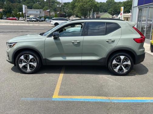2024 Volvo XC40 B5 Plus Dark Theme