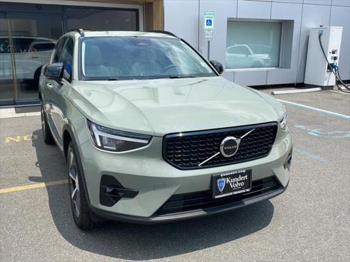2024 Volvo XC40 B5 Plus Dark Theme