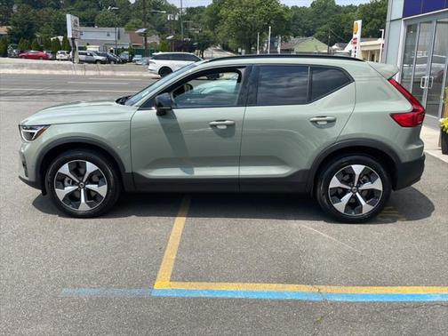 2024 Volvo XC40 B5 Plus Dark Theme