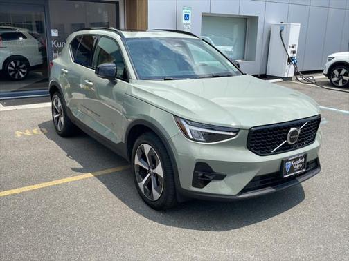 2024 Volvo XC40 B5 Plus Dark Theme