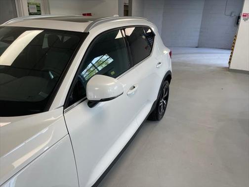 2025 Volvo XC40 B5 Core Bright Theme