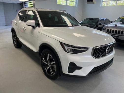 2025 Volvo XC40 B5 Core Bright Theme