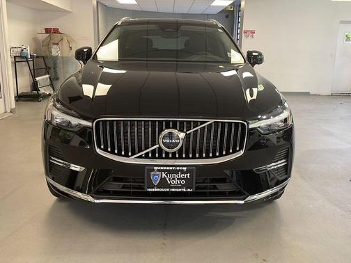 Onyx Black Metallic 2023 Volvo XC60 B5 Plus Bright Theme