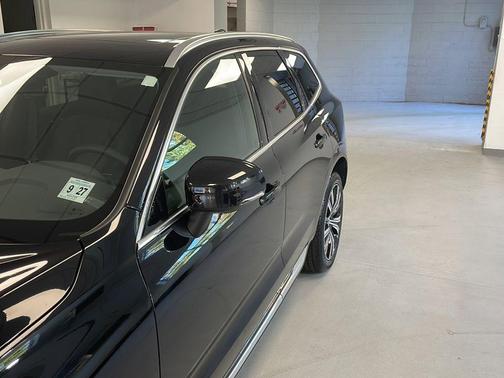 Onyx Black Metallic 2023 Volvo XC60 B5 Plus Bright Theme