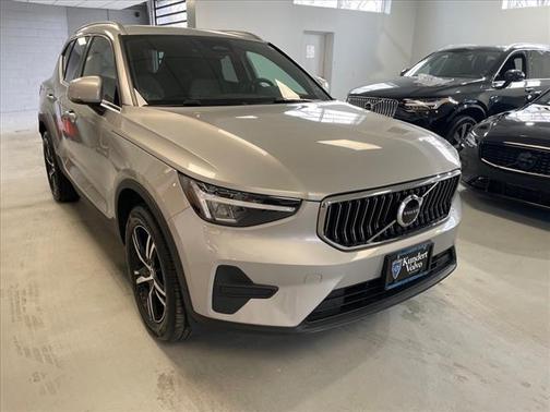 2025 Volvo XC40 B5 Core Bright Theme