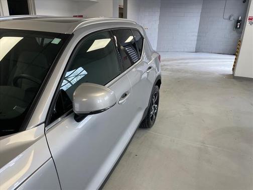 2025 Volvo XC40 B5 Core Bright Theme