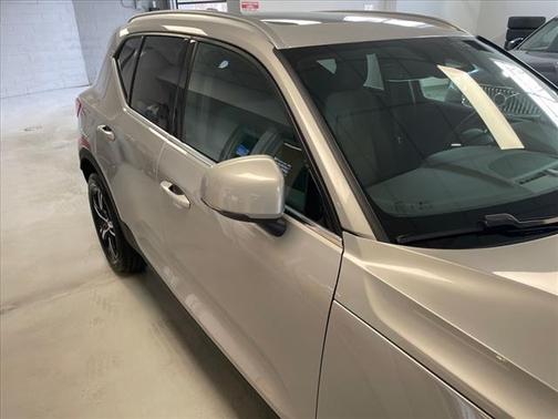 2025 Volvo XC40 B5 Core Bright Theme