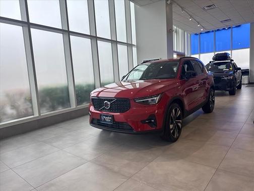2025 Volvo XC40 B5 Plus Dark Theme