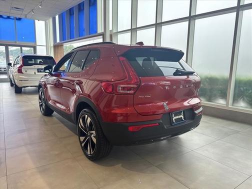 2025 Volvo XC40 B5 Plus Dark Theme