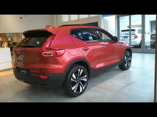 2025 Volvo XC40 B5 Plus Dark Theme