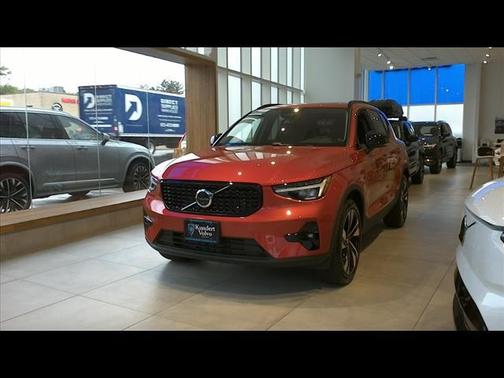 2025 Volvo XC40 B5 Plus Dark Theme