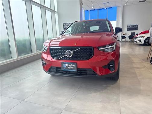 2025 Volvo XC40 B5 Plus Dark Theme