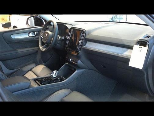 2025 Volvo XC40 B5 Plus Dark Theme