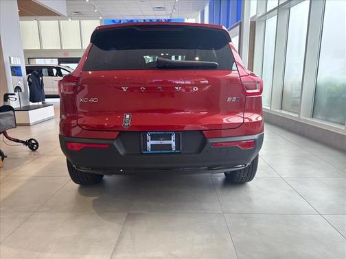 2025 Volvo XC40 B5 Plus Dark Theme