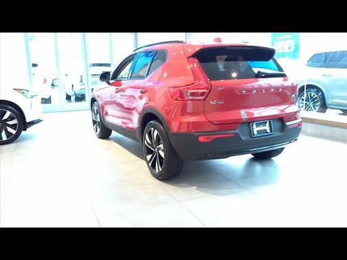 2025 Volvo XC40 B5 Plus Dark Theme