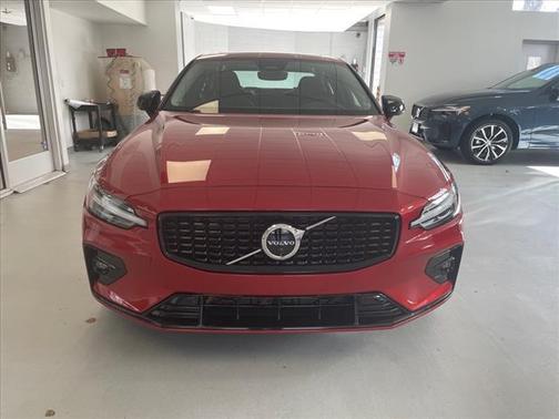 2024 Volvo S60 B5 Plus Dark Theme