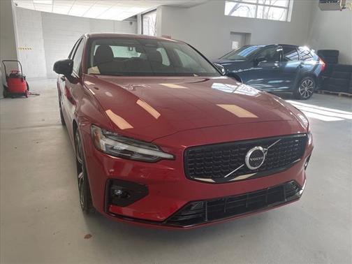 2024 Volvo S60 B5 Plus Dark Theme